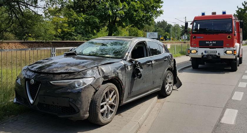 Auto na dachu. Straż publikuje zdjęcia z poniedziałkowego wypadku