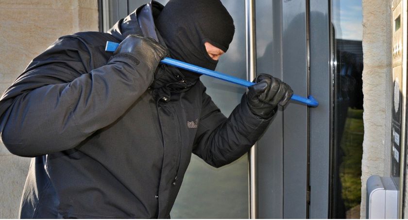Policjanci z Wawra zatrzymali włamywaczy na gorącym uczynku