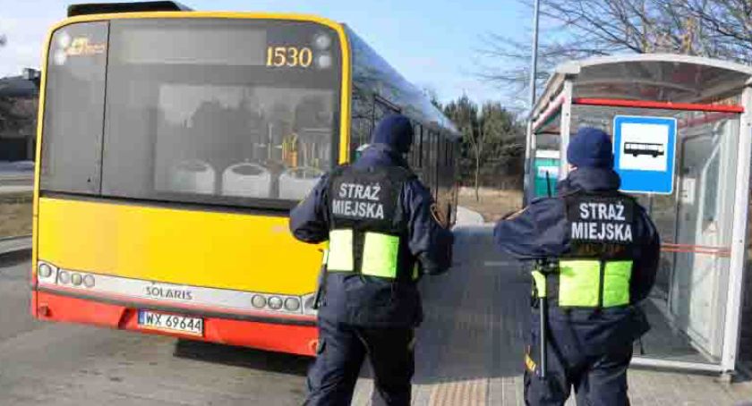 Pijane dziecko na przystanku autobusowym