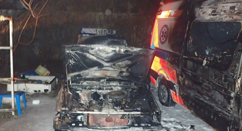 Pożar trzech samochodów na Płowieckiej [ZDJĘCIA]