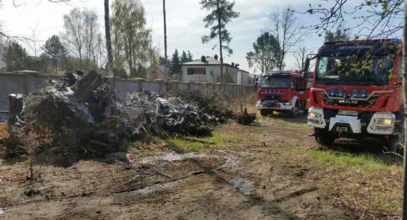 Pożar w składowisku opon na Wawrze