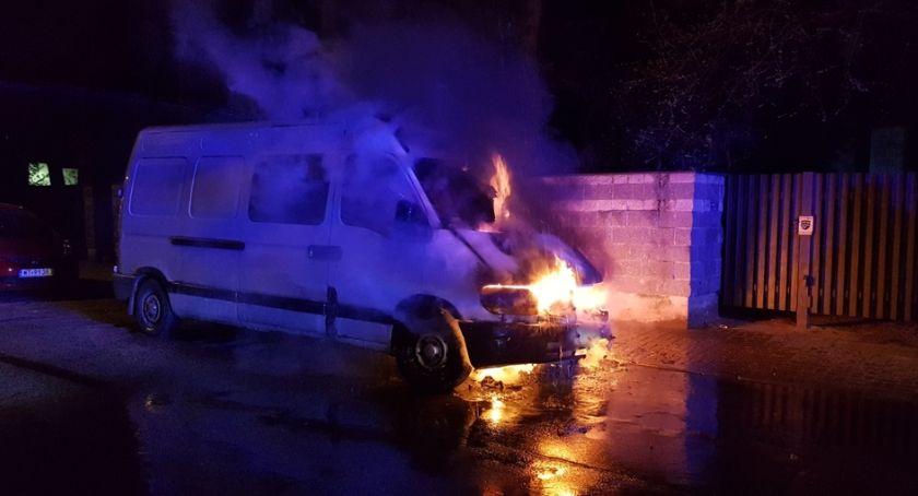 Akcja ratunkowa: pożar samochodu dostawczego 