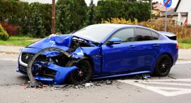 Wawer: Groźny wypadek przy Zasadowej. Jaguar zderzył się z Mazdą