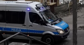 Pili pod sklepem w Wawrze i wpadli w ręce policji. Okazało się, że byli poszukiwani