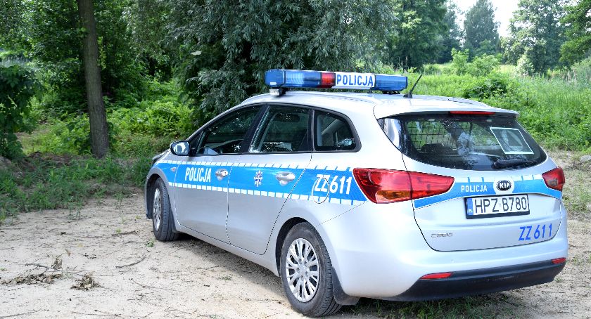 Wesoła: policyjna akcja — poszukiwany samochód i worek narkotyków