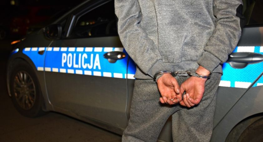 Zameldowani w hostelu 18-latek i 19-latek ukradli sąsiadowi samochód 