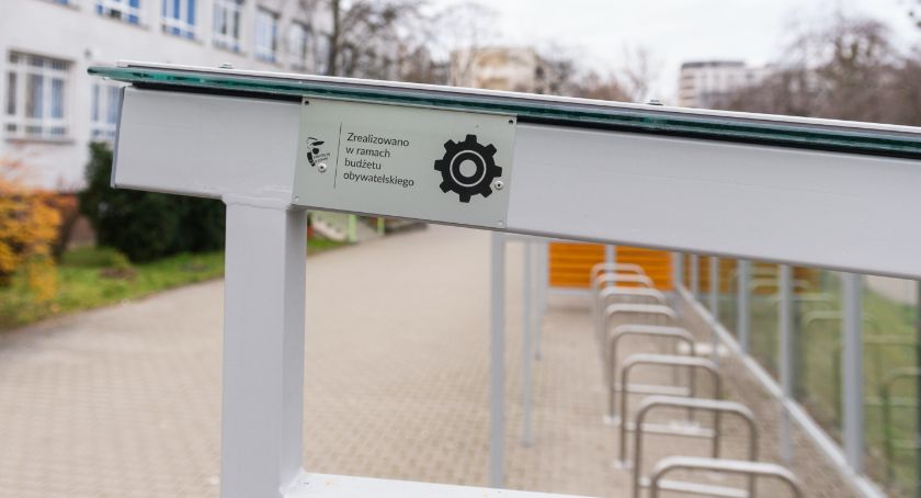 W Wesołej stanęły nowoczesne wiaty rowerowe 