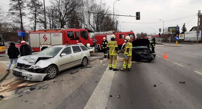 Strażacy interweniowali przy kolizji na skrzyżowaniu 1 Praskiego Pułku i Traktu Brzeskiego [ZDJĘCIA]