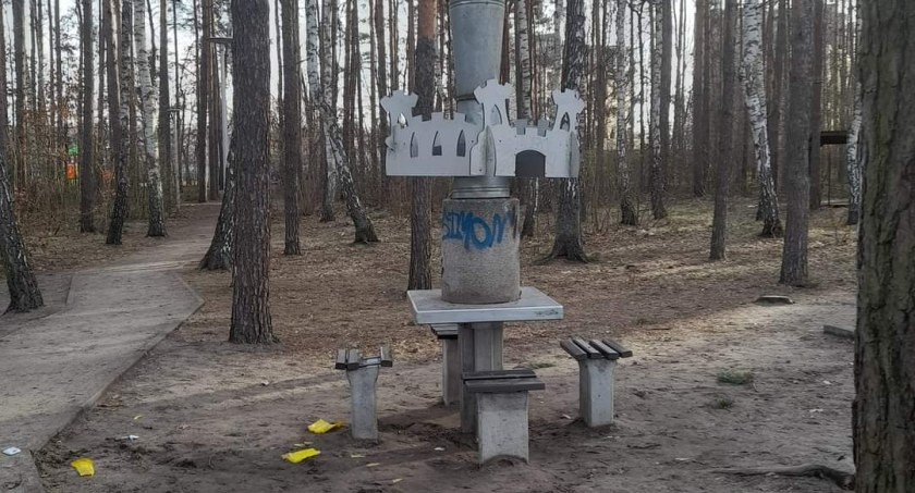 Zdewastowali plac zabaw przy ul. Jeździeckiej [ZDJĘCIA]