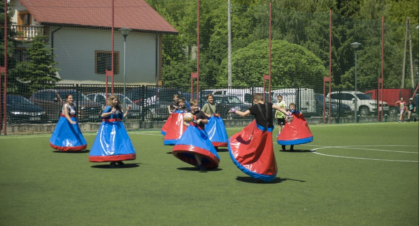 Pyszności z grilla, strzelanie z łuku i brokatowe tatuaże. Ten piknik był fantastyczny [ZDJĘCIA]