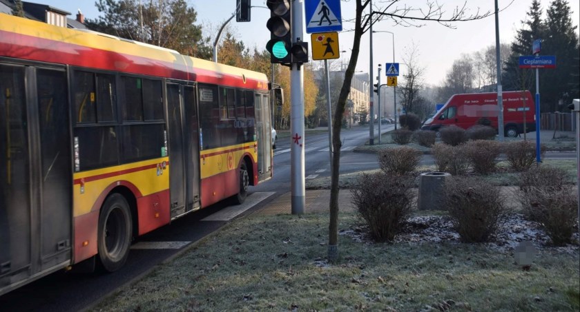 Zyskamy perony przystankowe w ul. Jana Pawła II [ZDJĘCIA]