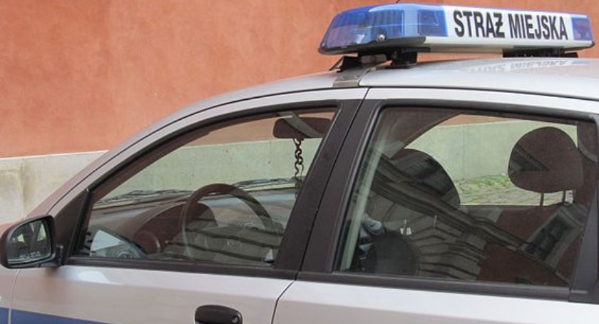 Smacznie spali przy ul. Kasprowicza. Strażnicy chcieli pomóc