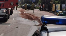 Olej zalał skrzyżowanie ul. Jana Pawła II z Fabryczną [ZDJĘCIA]