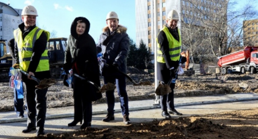 Rusza budowa Szpitala Południowego. Wbito pierwsze łopaty