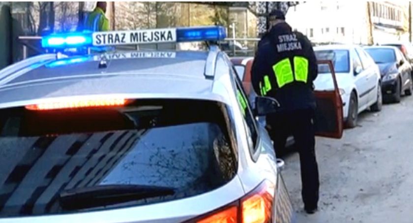 Patrolowali ul. Sytą, zobaczyli zniszczone auto