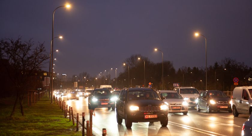 Już nie brakuje oświetlenia na ul. Przyczółkowej! [ZDJĘCIA]