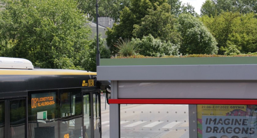 Dachy przystanków na pętli Metro Wilanowska zazieleniły się