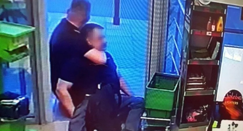 Awanturnik rozrabiał w sklepie, potem na ulicy. Zaradził temu strażnik po pracy