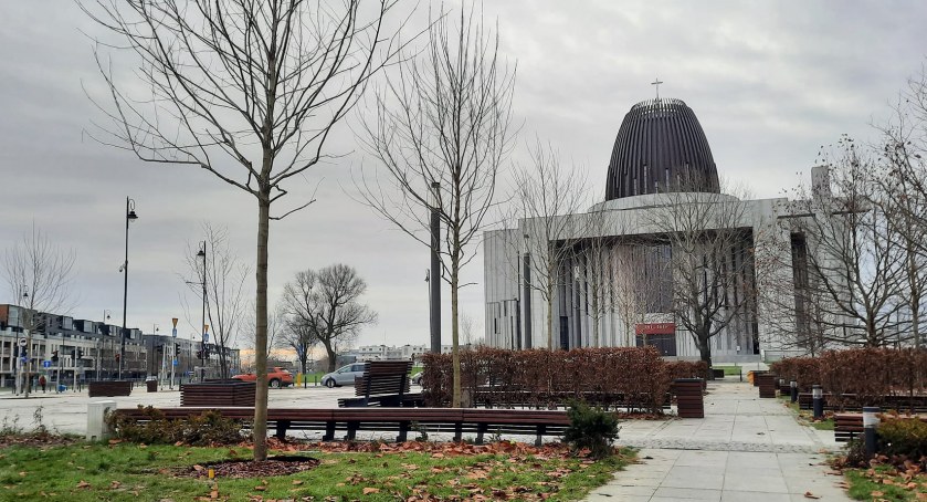 Są już nowe nasadzenia na skwerze przy al. Rzeczypospolitej