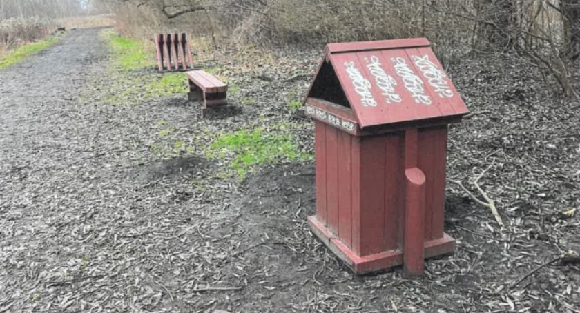 Ktoś zdewastował Park Pokoleń. Może to z nudów? [ZDJĘCIA]