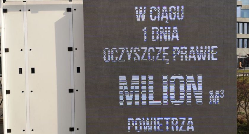 Przy ul. Klimczaka trwa montaż miejskiego filtra powietrza