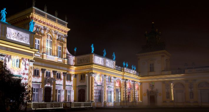 Mappingi na fasadzie wilanowskiego pałacu