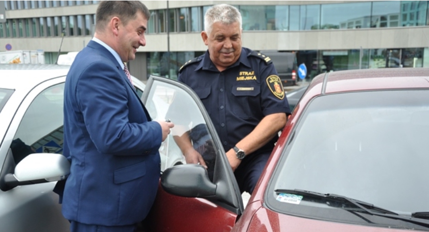 Władze Ursynowa przekazały strażnikom miejskim dwa samochody