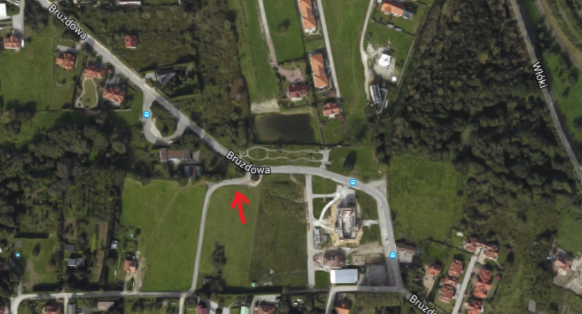 Właściciel stawia słupki na drodze. Będzie utrudniony dojazd do posesji w okolicach ul. Bruzdowej