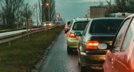 Chodził między jeżdżącymi autami na ul. Klimczaka 