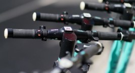 Ludzie dalej bezmyślnie porzucają hulajnogi elektryczne