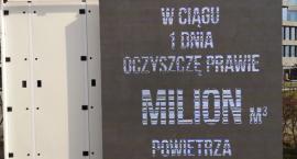 Przy ul. Klimczaka trwa montaż miejskiego filtra powietrza