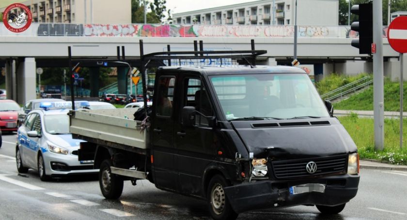 Wjechał na czerwonym świetle na skrzyżowanie