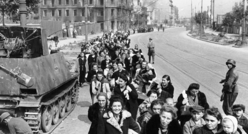 Rzeź Woli - po mężach, braciach, żonach i córkach została pamięć. 