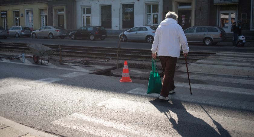 Bezpieczniejsze przejścia na Obozowej. Zmiany do końca października