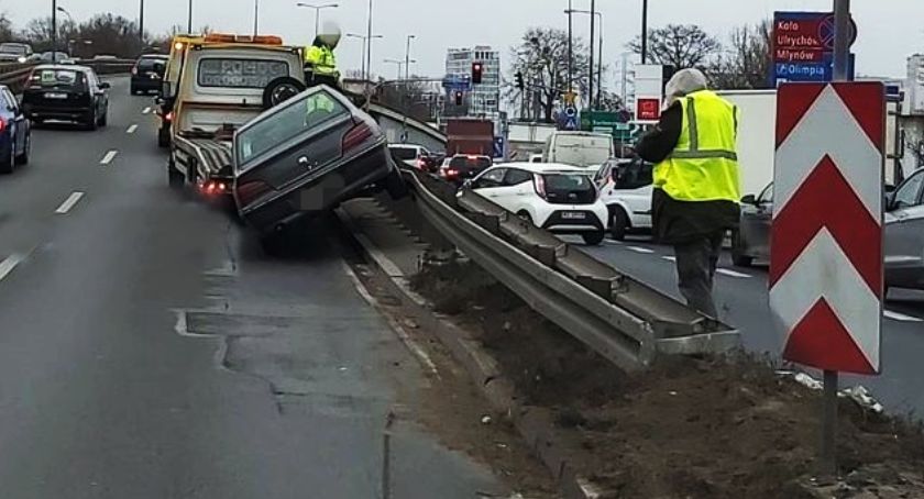 Pomylił zjazdy, wylądował na barierkach
