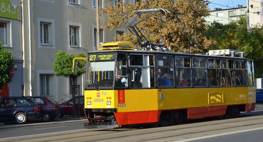 Ostrzelany tramwaj i samochody. Policja poszukuje świadków.