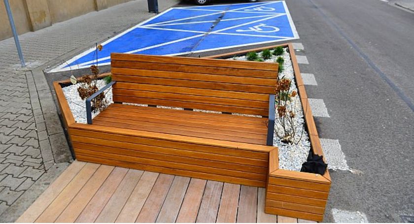 Pierwszy parklet powstał przy siedzibie ZDM na Woli