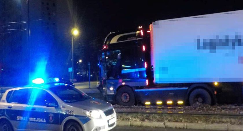Tir utknął na torach przy Okopowej [ZDJĘCIA]