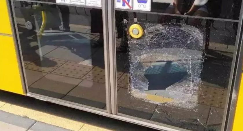 Tramwaj stał przy ul. Obozowej. Kobieta kopnęła jego drzwi [ZDJĘCIA]