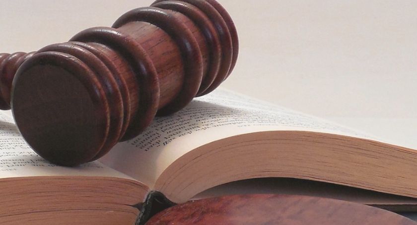 Twierdziła, że jej mąż „nadział się” na nóż. Grozi jej dożywocie