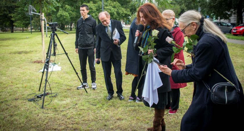Ogród Sprawiedliwych: kolejne drzewa i kamienie [ZDJĘCIA]