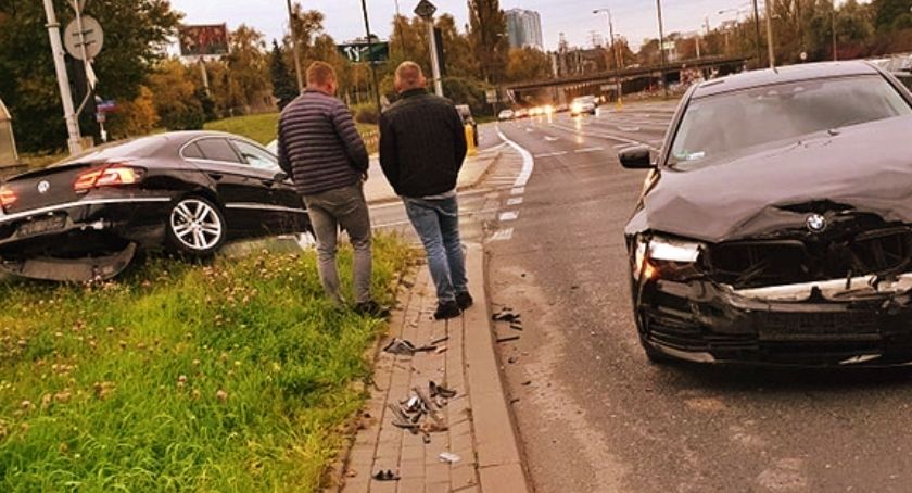 Zawisł na barierce po zderzeniu na skrzyżowaniu