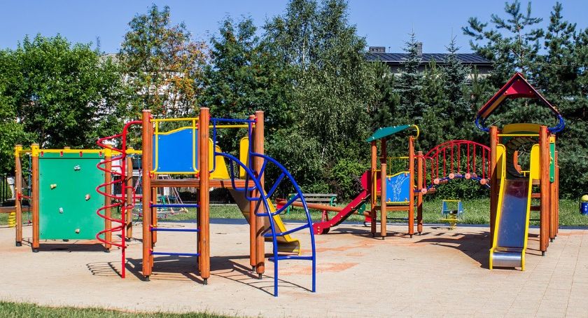 Dewastują plac zabaw między ul. Chłodną 20 a ul. Białą. Radny chce kamer! 