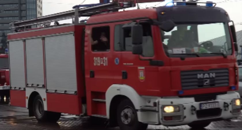 Ciężarówka przewróciła się na auto osobowe przy ul. Wawrzyszewskiej i ul. Świętego Stanisława