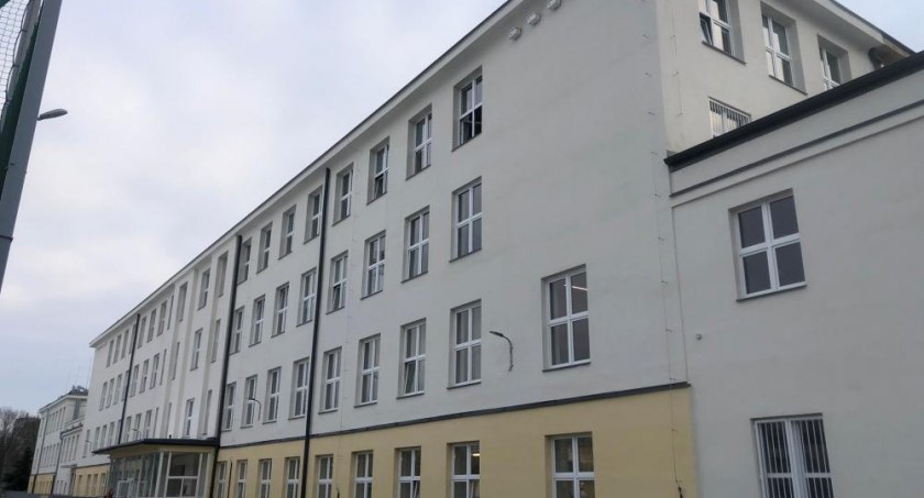Szkoła przy ul. Okopowej 55 przeszła termomodernizację. Dzielnica chce tak oszczędzić 