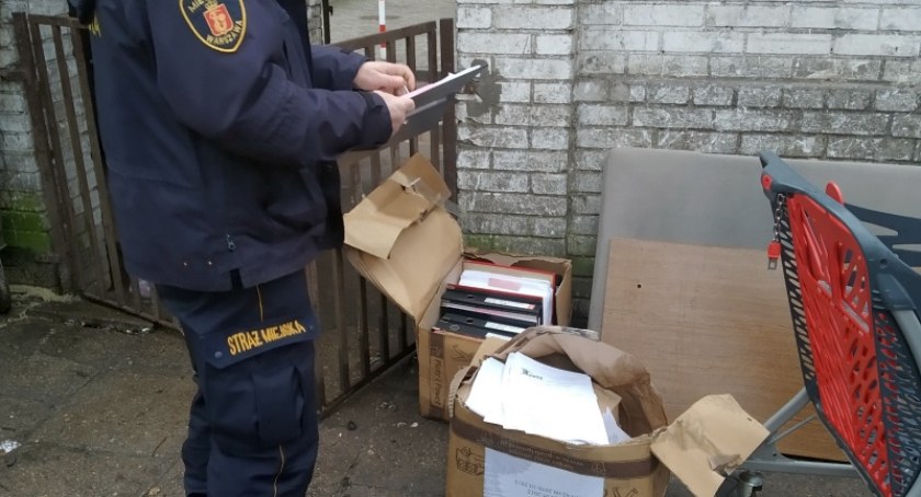 Dane osobowe w śmietniku przy ul. Młynarskiej [ZDJĘCIA]