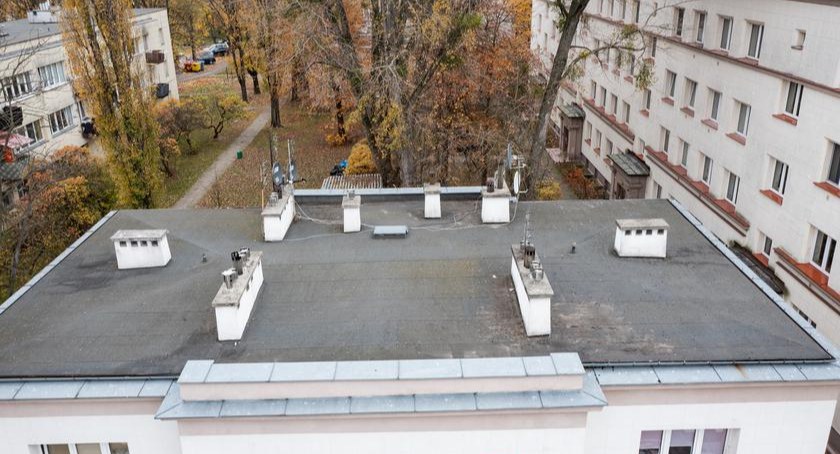 Drony kontrolowały dachy budynków na Woli! 