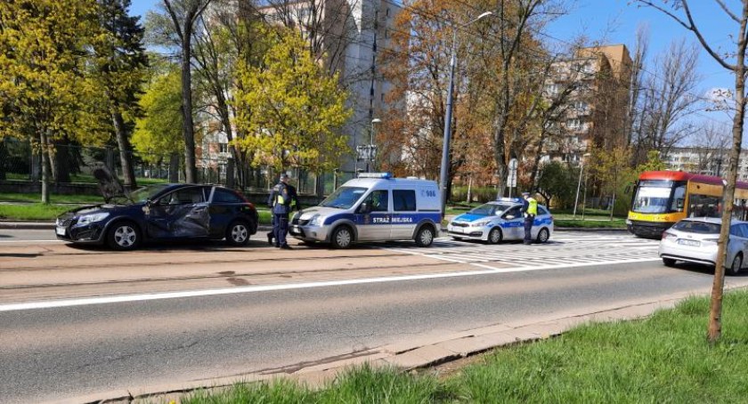 Wjechała pod tramwaj przy ul. Obozowej [ZDJĘCIA]