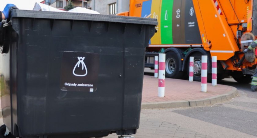 Zalegające śmieci. Brak dojazdu MPO do śmietnika