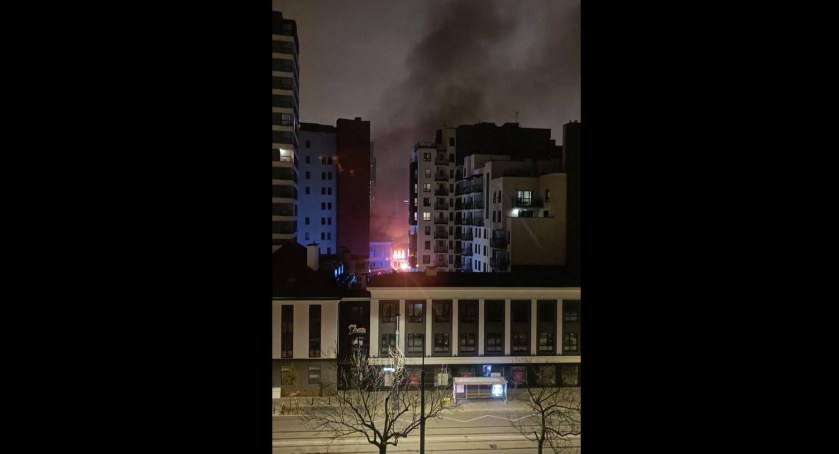 Nocny pożar budynku Almamer